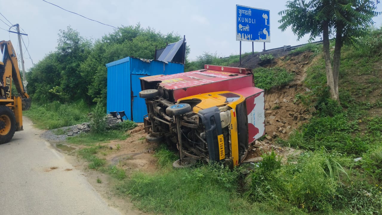 कार्रवाई के दौरान मौके पर पलटा हुआ वाहन।