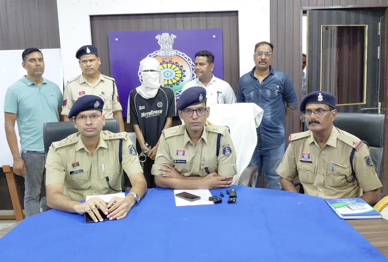 कांग्रेस नेता की हत्या के मामले में मुख्य आरोपी समेत तीन नाबालिगों को भी पकड़ा है।