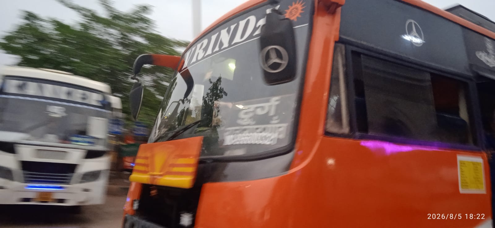 इसी बस से बच्चों को ले जाया जा रहा था।हम इसे लगातार अपडेट कर रहे हैं..