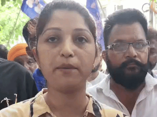 जसविंदर कौर ने अपनी पुलिस मुलाजिम ननद पर झूठा पर्चा करवाने का आरोप लगाया।