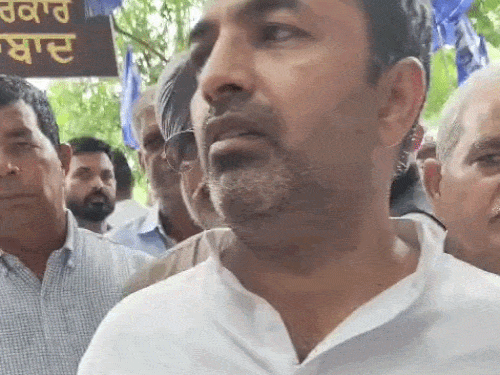 जालंधर SSP दफ्तर के बाहर पुलिस पर झूठे पर्चे करने का आरोप लगाते बसपा नेता।