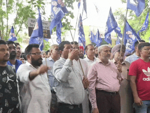 जालंधर एसएसपी दफ्तर के बाहर पहुंचे बसपा नेता और कार्यकर्ता नारेबाजी करते हुए। - Dainik Bhaskar