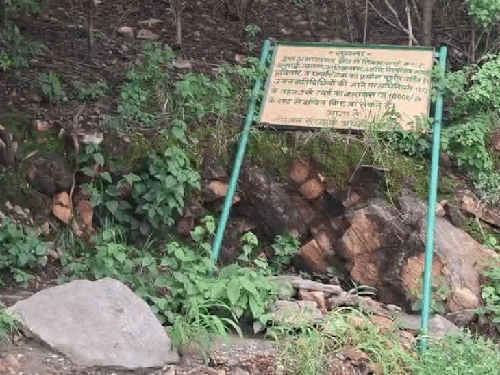 यहां लगे साइन बोर्ड गिर गए हैं।