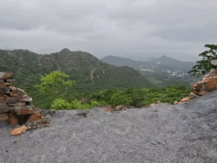 दीवार टूटने के बाद नीचे खाई है। इससे हादसे का खतरा रहता है।