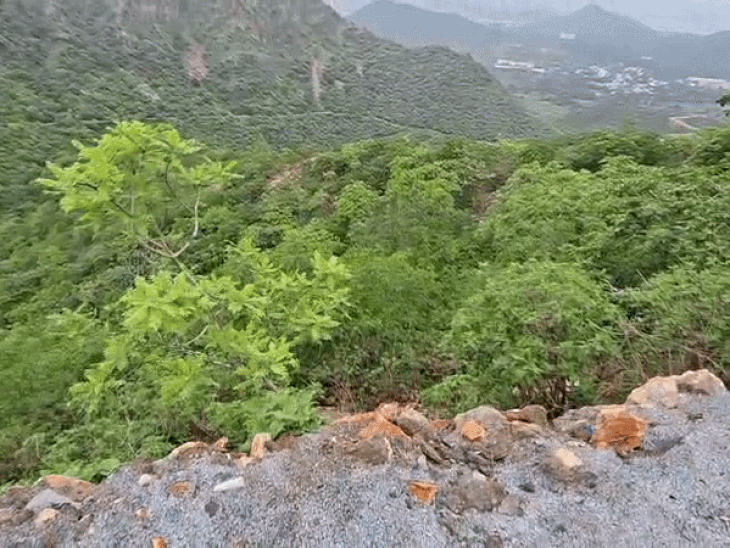 मोड़ पर दीवार नहीं होने खाई में गिरने का खतरा बना रहता है।