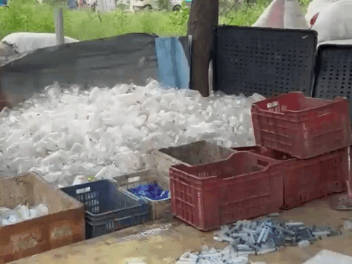 अंबेडकर नगर में इस तरह कबाड़ी की दुकान पर बायोवेस्ट भरा मिला था। उसके बाद सीएमएचओ ने सबके लिए एहतियात के तौर पर ये लेटर जारी किया। जिम्मेदारों के खिलाफ कोई एक्शन नहीं लिया गया।