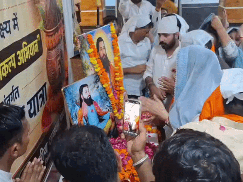 कलश यात्रा के दौरान नमन करते भाजपा के नेता। - Dainik Bhaskar