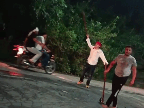 कैश और शराब लूटी, हथियार लहराते कैमरे में कैद; चुनौती देकर की वारदात|पानीपत,Panipat - Dainik Bhaskar