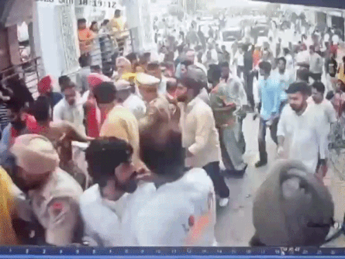 जालंधर के देवी तालाब मंदिर में झड़प। फाइल फोटो