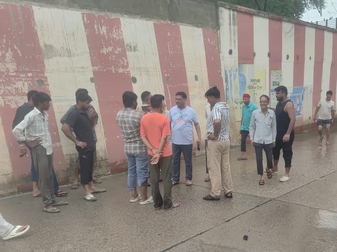 गुरुवार को लोग अंडरपास पर पहुंचे और समस्या के स्थायी समाधान की मांग की।