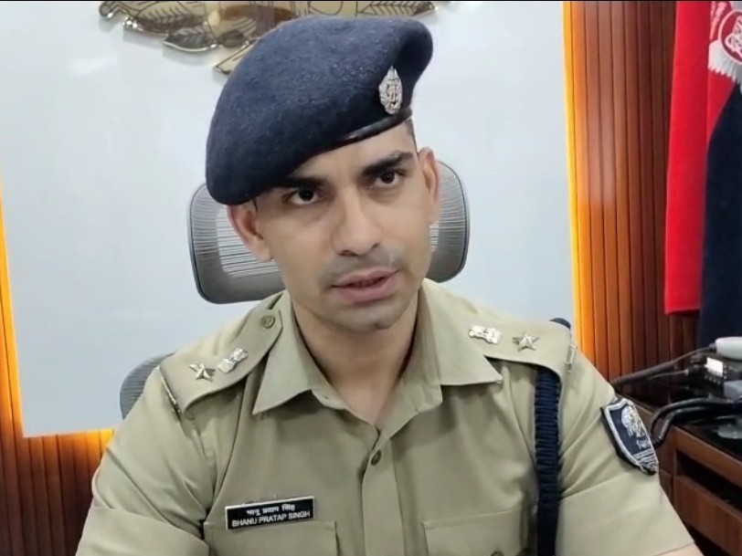 पुलिस अधीक्षक ।