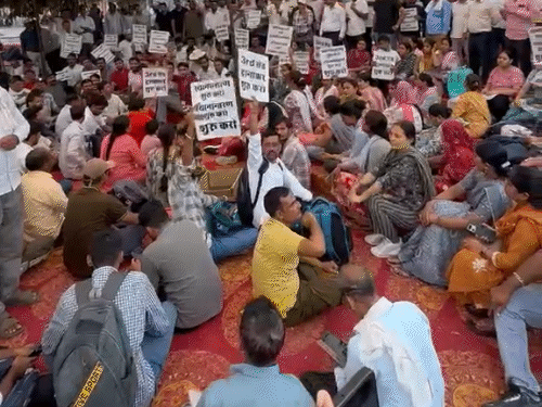 जयपुर के शहीद स्मारक पर प्रदेश भर के शिक्षक पिछले 30 घंटे से धरना दे रहे हैं।