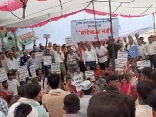 शिक्षकों के धरने में बड़ी संख्या में महिला शिक्षक और उनके बच्चे भी हिस्सा ले रहे हैं।