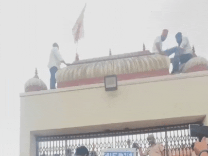 शेखावाटी यूनिवर्सिटी में छात्रसंघ चुनाव शुरू कराने की मांग को लेकर ABVP के कार्यकर्ता यूनिवर्सिटी की एडम बिल्डिंग पर चढ़ गए।