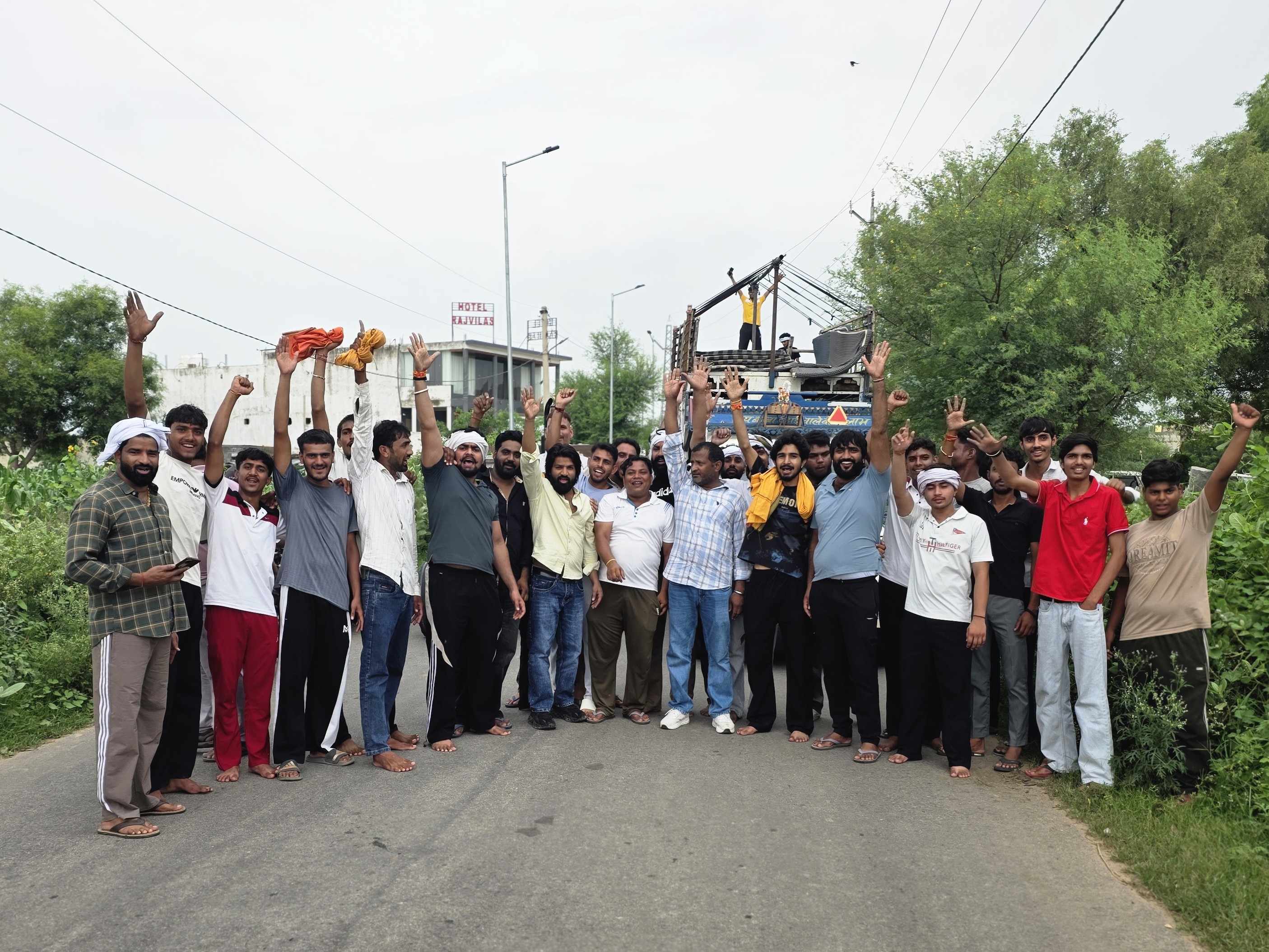 शिवभक्तों के लगाए जयकारे, गांव के 24 युवा पूजा-अर्चना के बाद निकले|सोडावास (मुंडावर),Sodawas (Mundawar) - Dainik Bhaskar