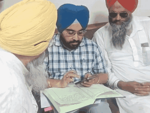 27 जुलाई को संस्थान को टेकओवर करने के लिए कागजी काम करते मजिस्ट्रेट नवतेज सिंह।
