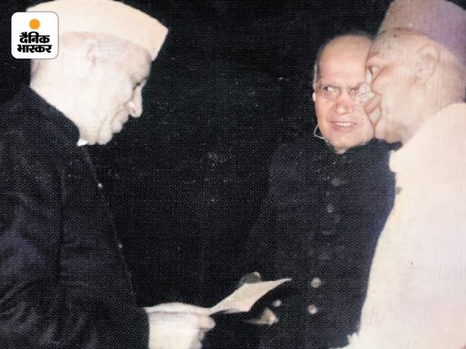 पहले प्रधानमंत्री पं. जवाहरलाल के साथ पं. सूर्यनारायण व्यास की तस्वीर।