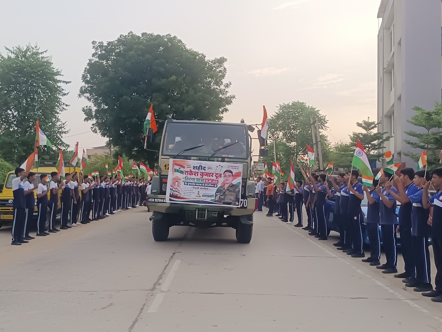 तिरंगा यात्रा निकालकर जवान को सलामी दी गई।