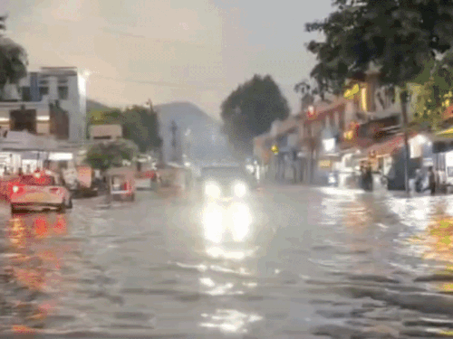 Heavy rain for an hour on Wednesday evening in Alwar, Rajasthan, caused roads to be flooded.