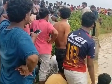 घटना की सूचना पर तालाब किनारे पहुंचे ग्रामीण।