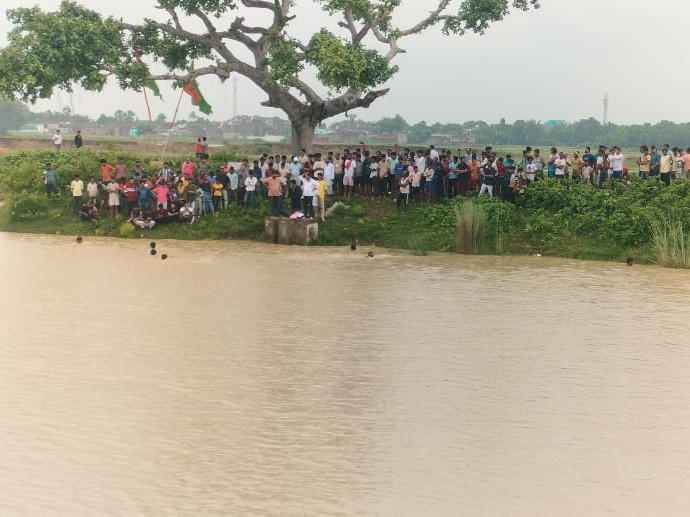 तालाब के किनारे मौजूद ग्रामीण।