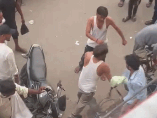 दलालों के मारपीट का वीडियो हुआ था वायरल।