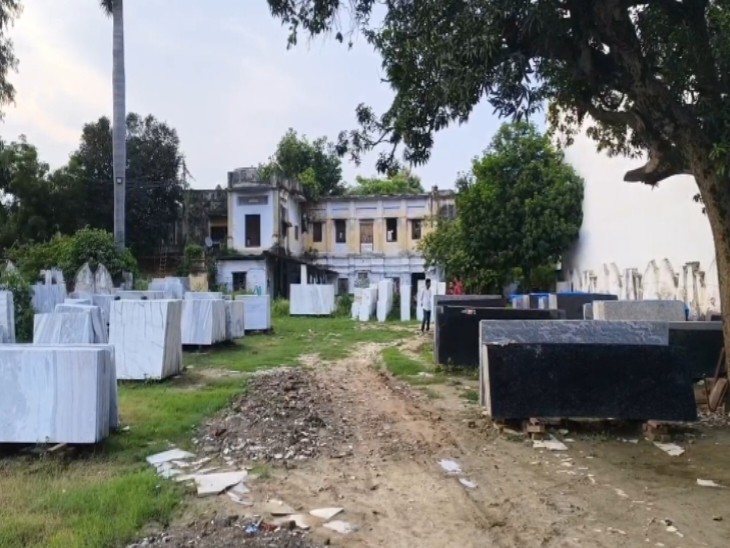 A notice has been pasted on this very house of Rajpal Yadav in Shahjahanpur.