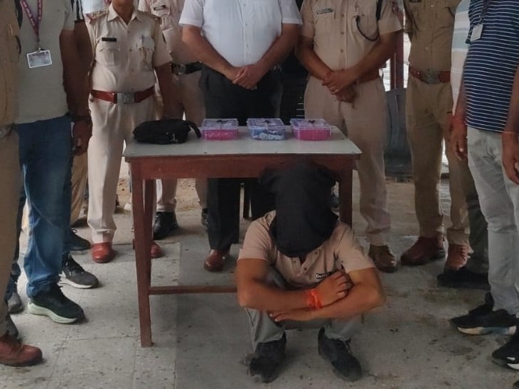 रेल पुलिस की गिरफ्त में आरोपी।