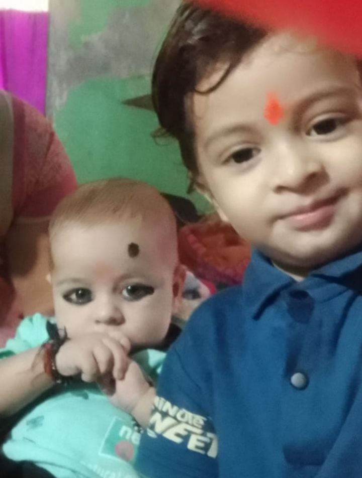 यह अमन और माधुरी के दो बेटे माधव और अद्विक हैं। यह मां के साथ सोए थे। मलबे में दबकर इनकी मौत हो गई।