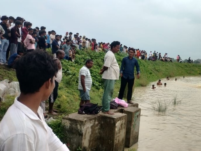 तालाब के किनारे मौजूद ग्रामीण।