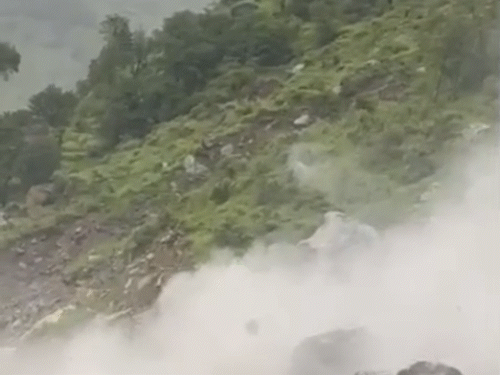 शिमला-किन्नौर एनएच रात से बंद। यहां पर बार बार पहाड़ी से गिर रही चट्टानें।