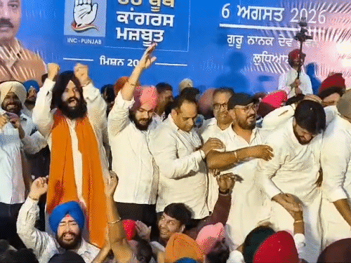 मंच से चूड़ियां डालने का इशारे करते हुए पूर्व MLA सिमरजीत बैंस।