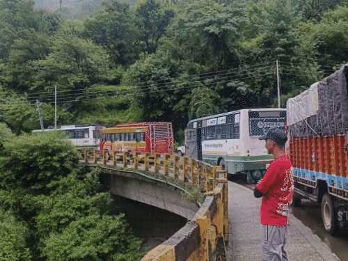 निगुलसरी में लैंडस्लाइड और सड़क पर लगी वाहनों की लंबी लंबी लाइनें।