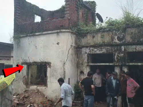 हादसे के बाद विंडो को तोड़कर लोागें को निकाला गया। मकान की दीवारों पर दरार आ गई थी। जिस कमरे की छत गिरी, उसके ऊपर दूसरा कमरा बनाने की तैयारी थी। लिंटर पड़ना बाकी थी।