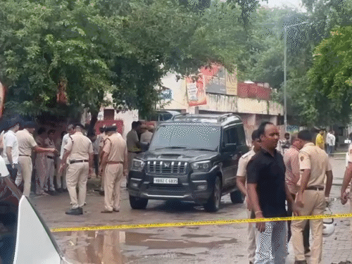 स्कॉर्पियो पर गोलीबारी के बाद पुलिस ने इलाका सील कर दिया। गाड़ी में युवक लहूलुहान हालत में घायल दिखे।