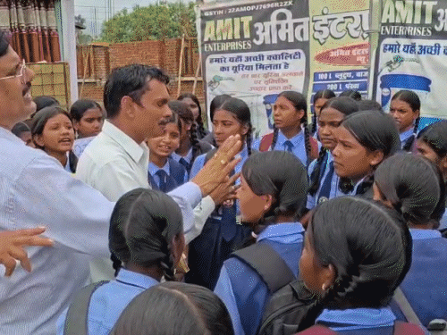 मौके पर पहुंचकर पुलिस और अधिकारियों ने समझाइश दी।