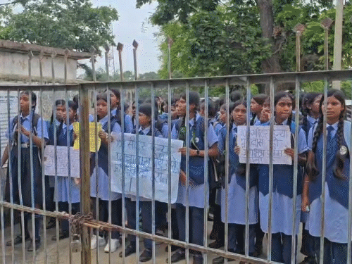 छात्राओं ने वार्डन से बाहर निकलकर बात करने की भी मांग की।