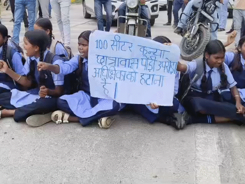 स्कूली छात्राओं ने कटघोरा-अंबिकापुर नेशनल हाईवे पर चक्काजाम कर दिया।