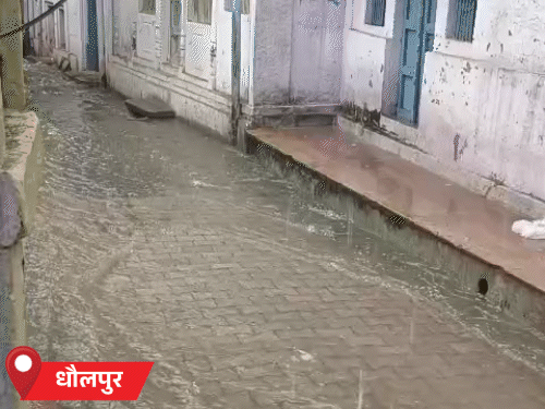 धौलपुर में बारिश के बाद सड़कों पर पानी बहने लगा। लोगों को गर्मी से राहत मिली।