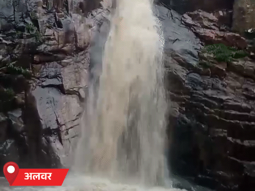 अलवर के गरवा जी में झरना पूरे उफान पर है, जिसका पानी सिलीसेढ़ झील में पहुंच रहा है।