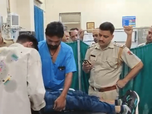 घायल तस्कर को तुरंत इलाज के लिए हॉस्पिटल लेकर गए, लेकिन उसकी मौत हो गई।