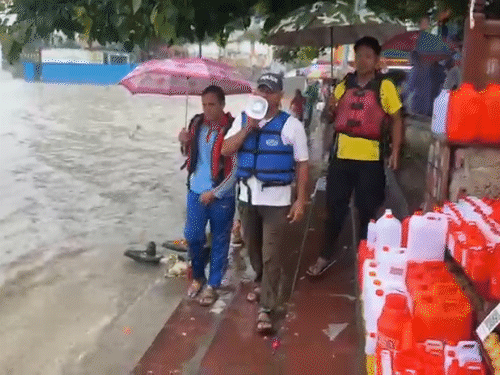 ऋषिकेश में गंगा वॉर्निंग लेवल के ऊपर बह रही है। लोगों को घाट से दूर रहने की चेतावनी दी गई है।