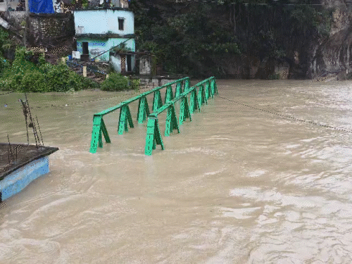 उत्तराखंड के रुद्रप्रयाग में अलकनंदा नदी खतरे के निशान से ऊपर बह रही है। नदी किनारे बने कई घर पहली मंजिल तक डूब गए। एक पुल भी नदी में आधा डूब गया।