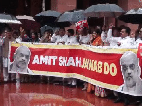 विपक्ष ने संसद परिसर में अमित शाह के खिलाफ पोस्टर लेकर प्रदर्शन किया और 20 जुलाई को छात्रों पर पुलिस कार्रवाई मामले पर जवाब की मांग की।