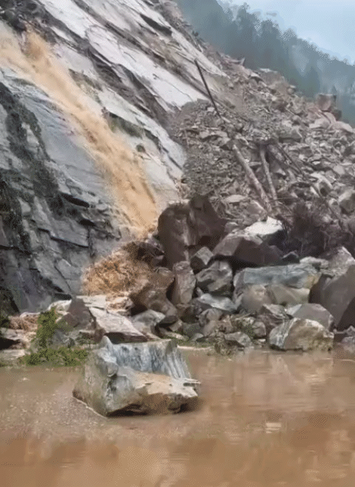 चमोली के आमसोड़ में नारायणबगड़–कर्णप्रयाग मुख्य मार्ग पर पहाड़ से पानी के साथ चट्टानों का सैलाब नीचे आ गया।