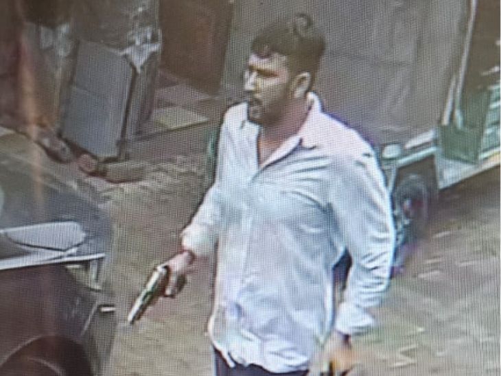 एक हमलावर हाथ में रिवॉल्वर लेकर भागता दिखा।