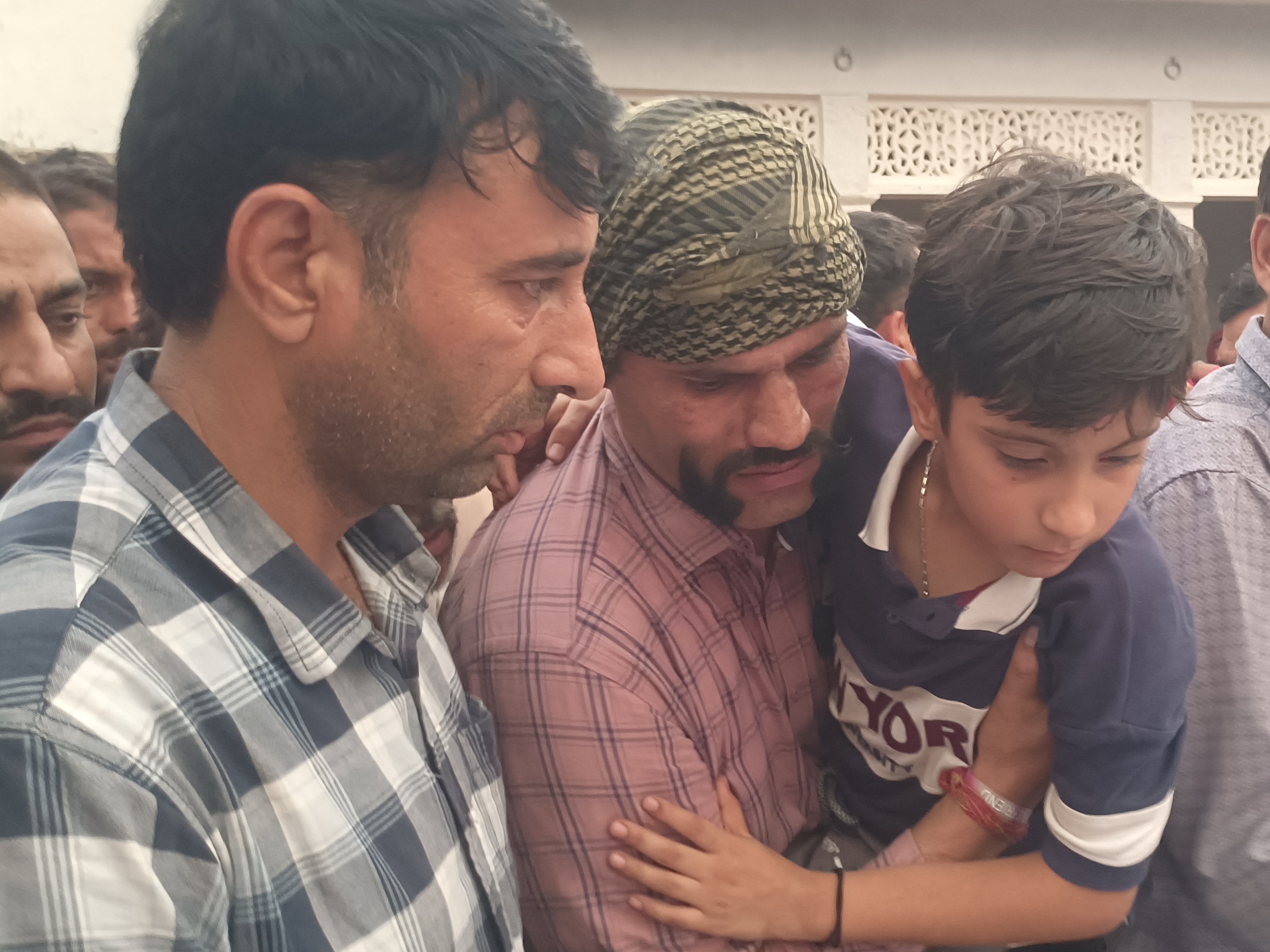 पिता को देखकर 6 साल का बेटा भावुक हो गया।
