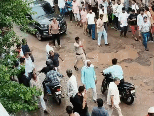 काली स्कॉर्पियो पर गोलीबारी के बाद इलाके में दहशत फैल गई। पुलिस ने भीड़ हटाकर पूरे एरिया को सील कर दिया।