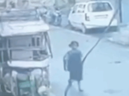 तेज रफ्तार कार को देखते बच्ची साइड हो गई, लेकिन वह चपेट में आ गई।