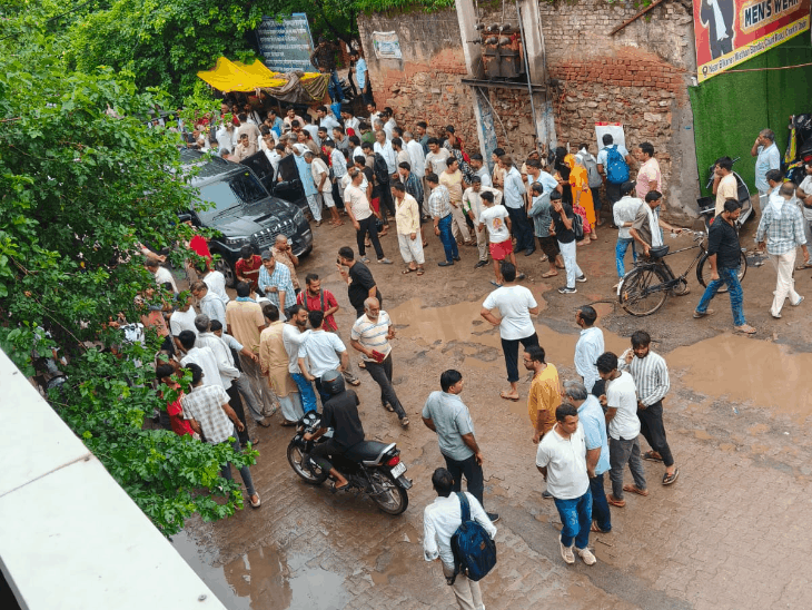 इसी काली स्कॉर्पियो में बैठे 6 लोगों पर फायरिंग की गई। जिसमें से 2 लोगों की हालत गंभीर है।